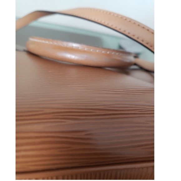 Authentic Louis Vuitton Epi Passy GM Shoulder
Hand Bag Brown with shoulder strap - Picture 6 of 15